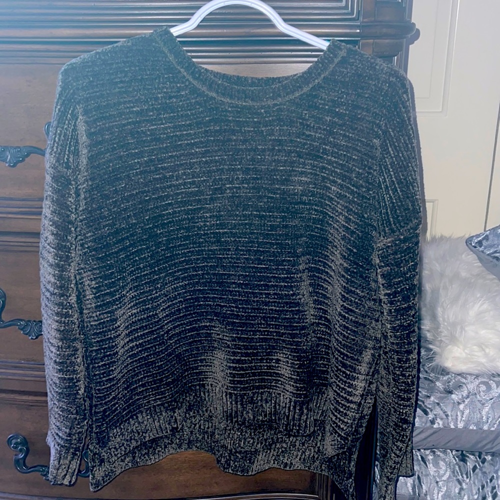 A soft dark green sweater for women very conforma
